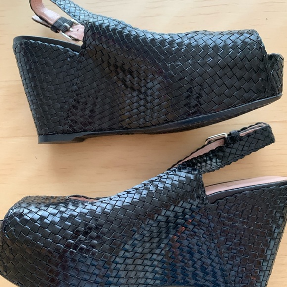 Stuart Weitzman - Women's Woven Leather Wedge Shoes (black-size 7) - Picture 5 of 6